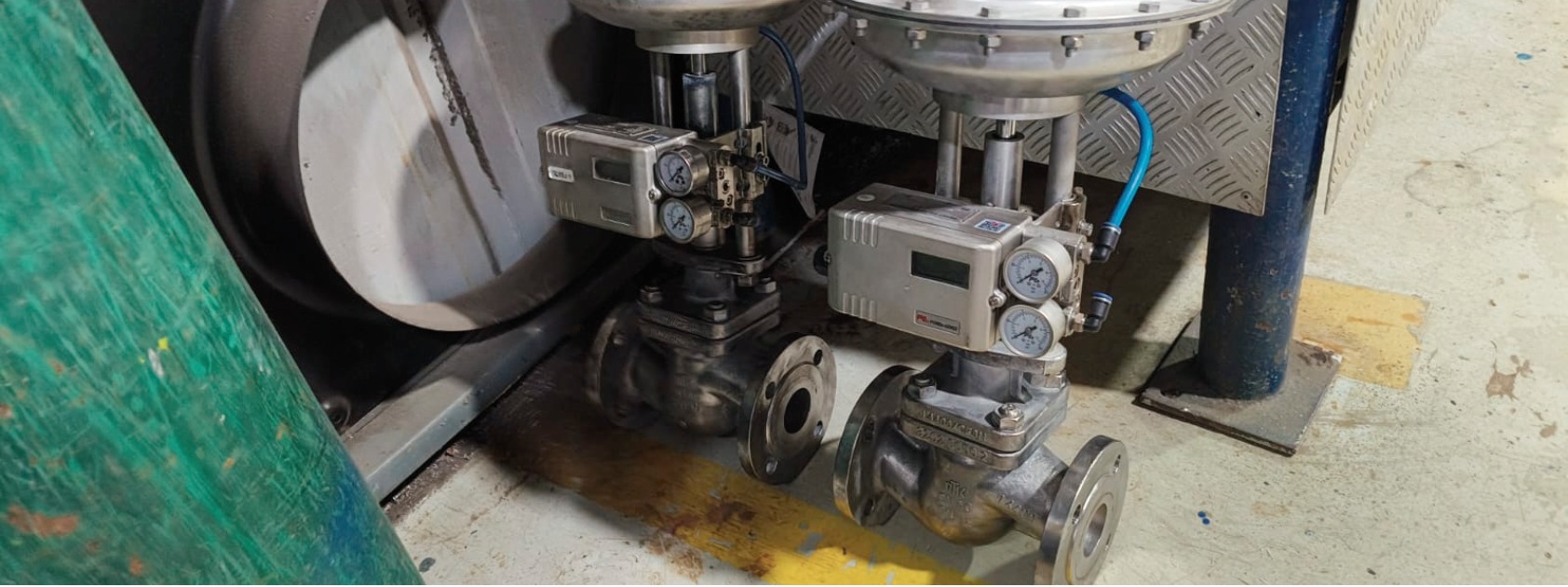 Válvulas de control instaladas en una planta industrial