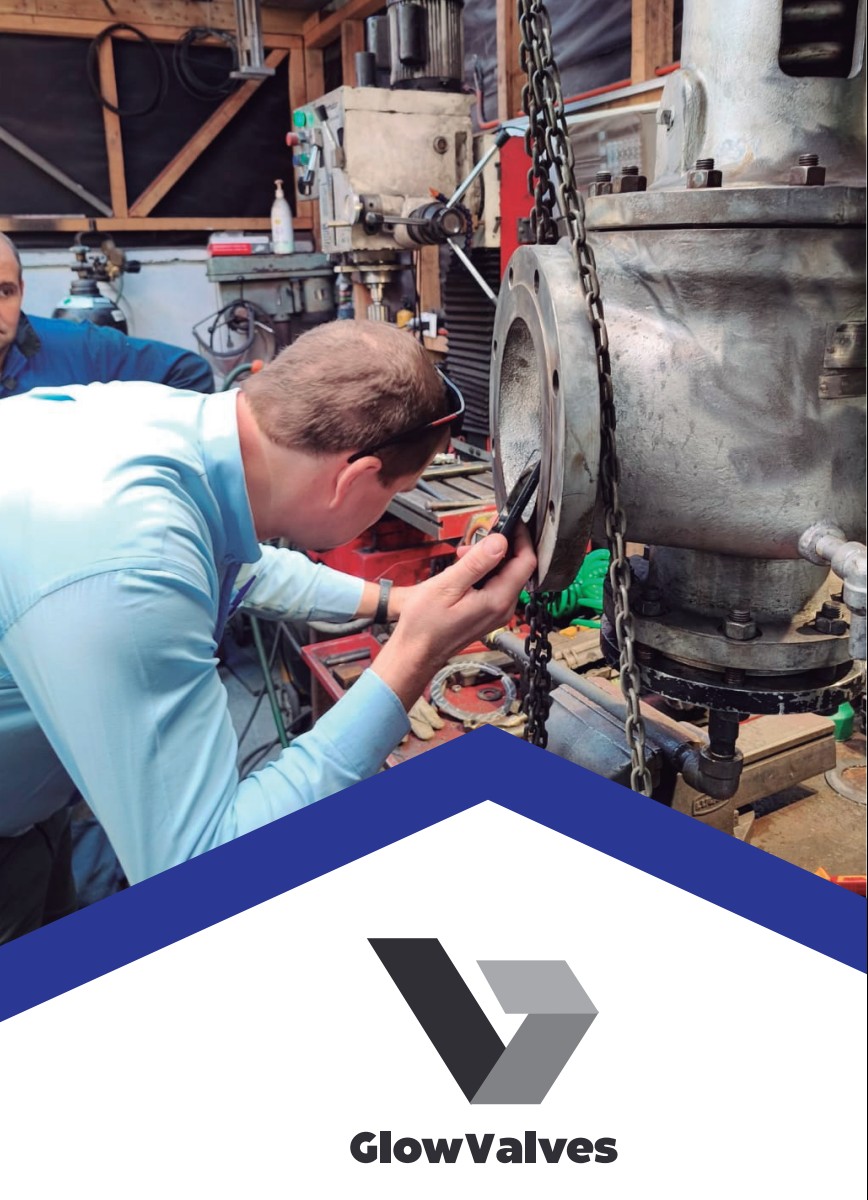 Técnico inspeccionando una válvula industrial en taller